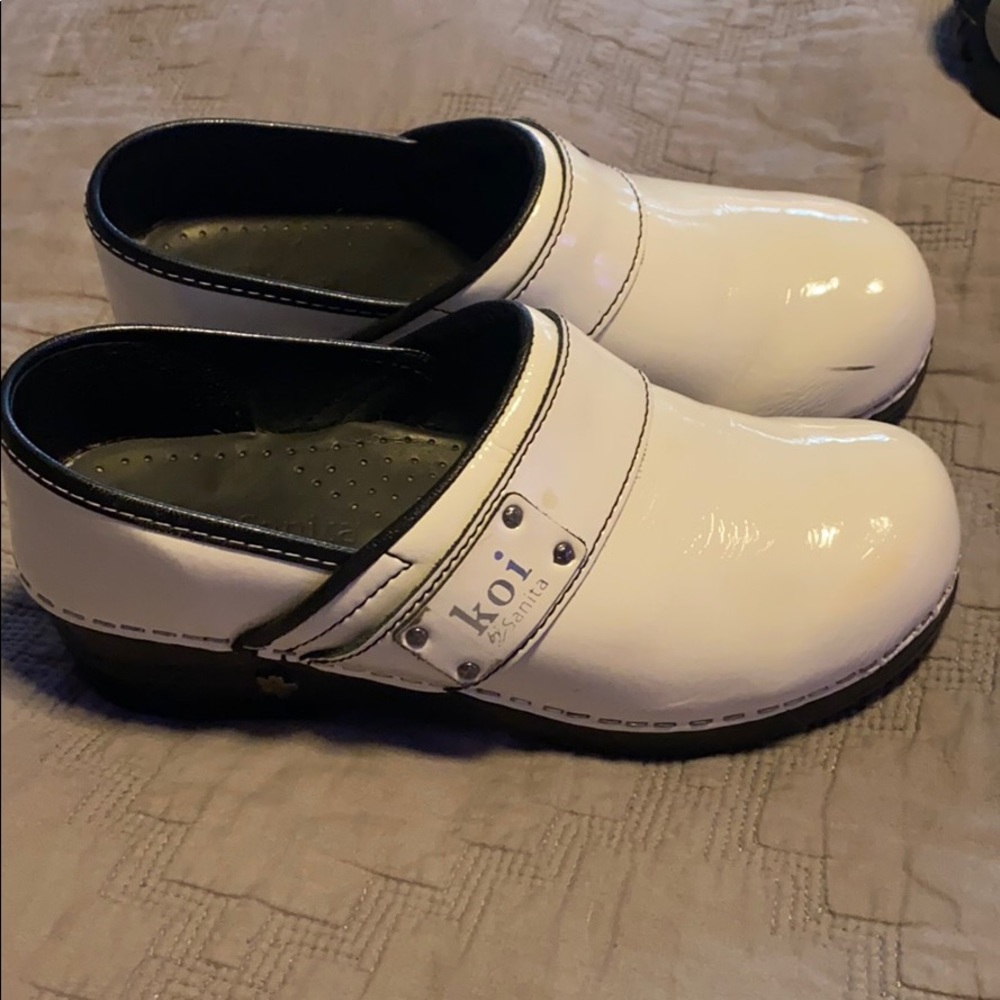 Nursing shoes